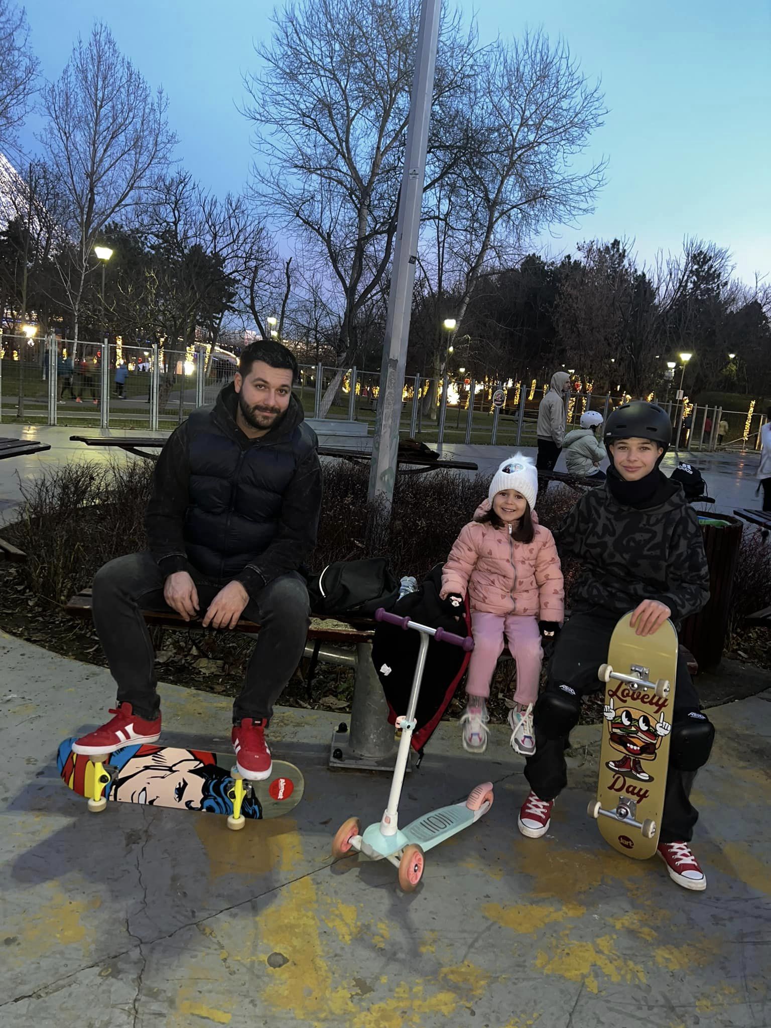 Robert Drilea în parc alături de copiii Deei Maxer - Andreas și Maysa