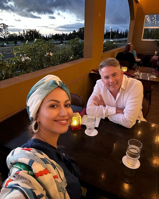 Anamaria Ferentz la masa unui restaurant, alături de partenerul ei american, Douglas