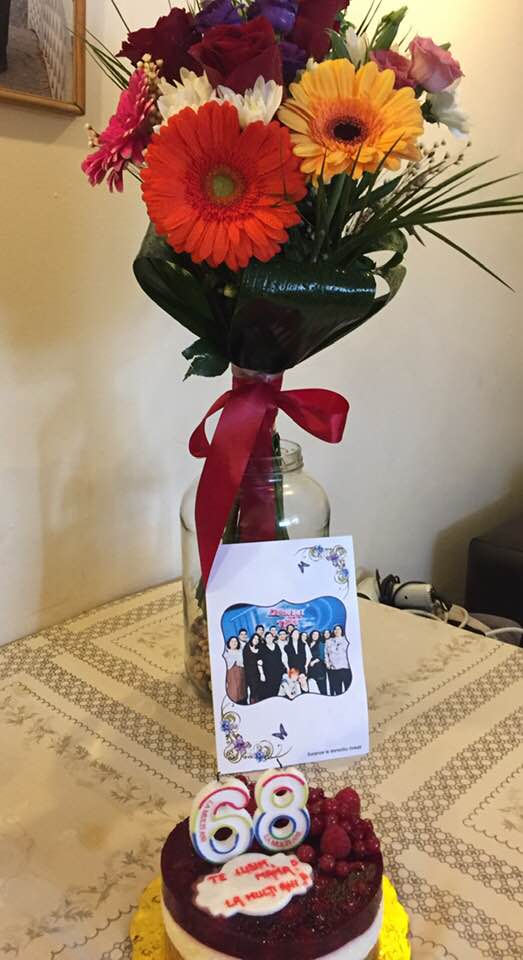 Tortul, florile și fotografia primite de Maria Bamboi de la copii când a împlinit 68 de ani, pe 14 aprilie 2021
