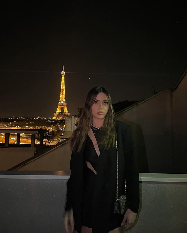 Alessia Năstase, fiica lui Ilie Năstase, la Paris, lângă Turnul Eiffel
