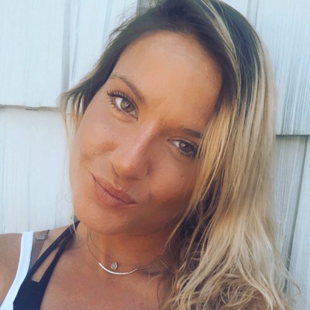 Charlotte Năstase, fiica adoptivă a lui Ilie Năstase, cu pletele blonde așezate pe o parte