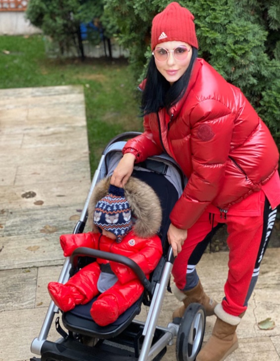 Lavinia Pîrva plimbându-l în cărucior pe Alexandru Bănică, fiul ei și al lui Ștefan Bănică Junior, în timp ce amândoi erau îmbrăcați în roșu