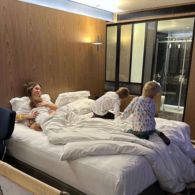 Adela Popescu în pat, alături de cei trei copii ai ei și ai lui Radu Vâlcan