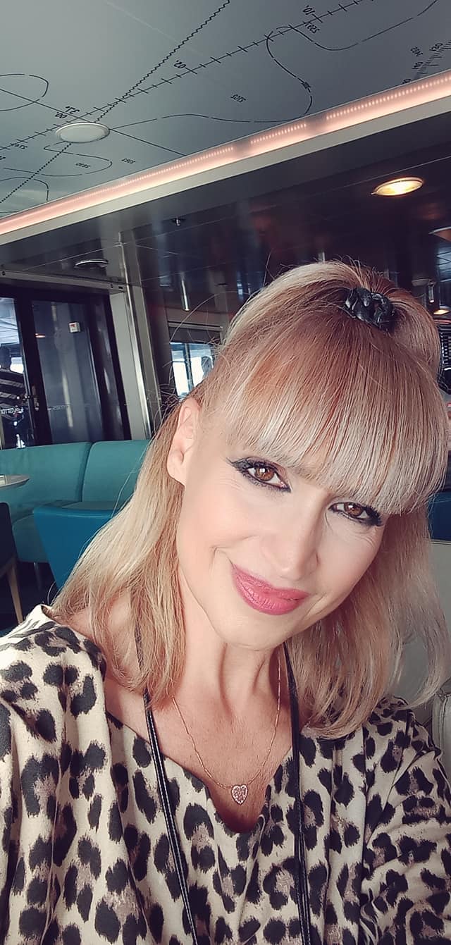 Simona Florescu într-o salopetă animal print, machiată și cu părul aranjat, în vacanță în Grecia