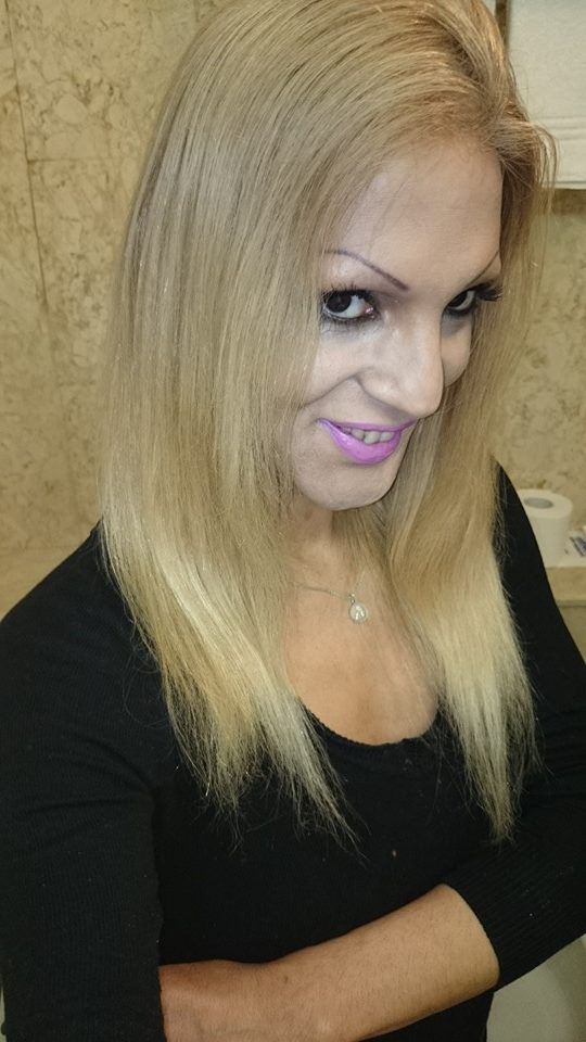 Naomi zâmbind, cu ruj mov pe buze
