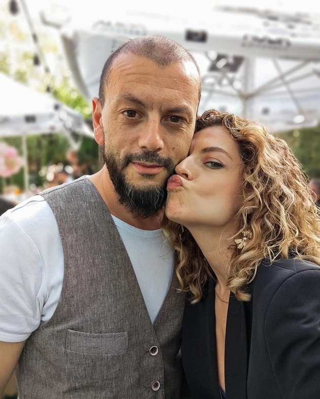 Victoria Răileanu cu obrazul lipit de obrazul soțului ei, Adrian Ștefănescu
