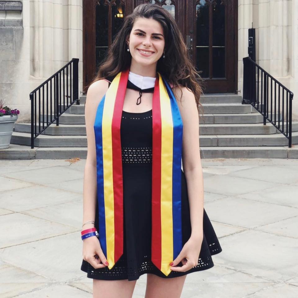 Rebeca, fata cea mare a Ritei Mureșan, purtând la gât o banderolă cu steagul României, la absolvirea facultății.