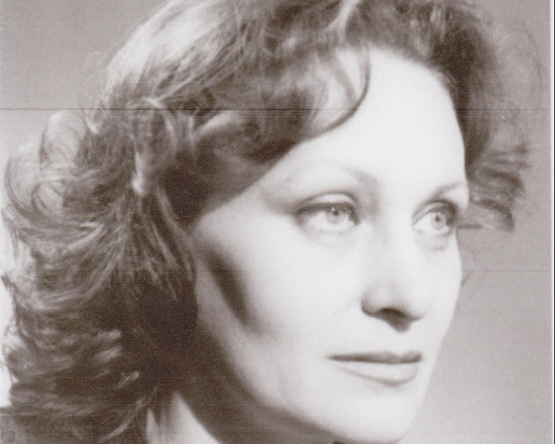 Imagine alb-negru cu Tatiana Iekel, prima soție a lui Florin Piersic, cu părul odulat, privind într-o parte