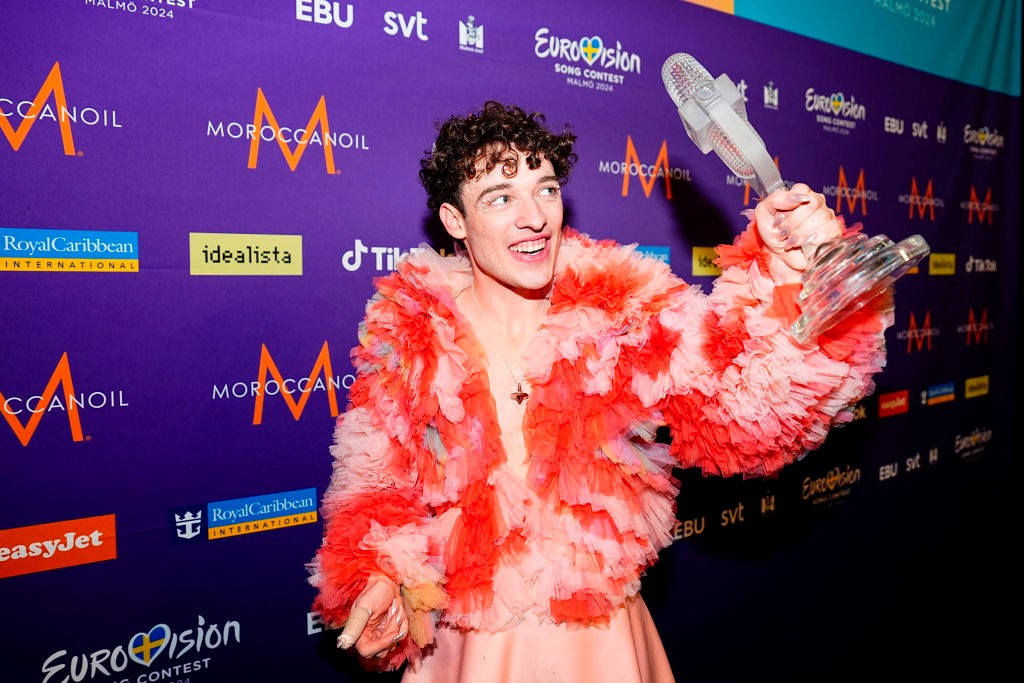 Nemo, reprezentantul Elveției la Eurovision 2024, cu trofeul în mână