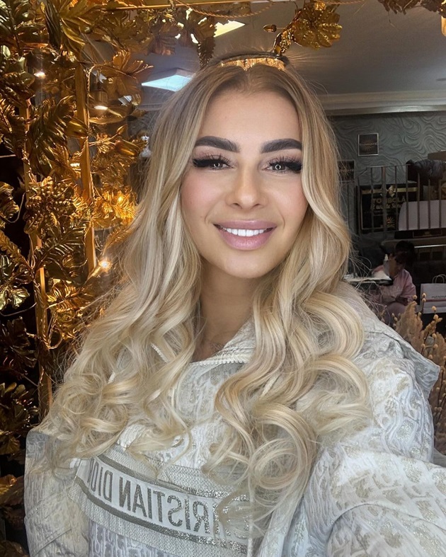 Anamaria Prodan cu părul proaspăt vopsit blond și cu bucle, într-un salon de înfrumusețare