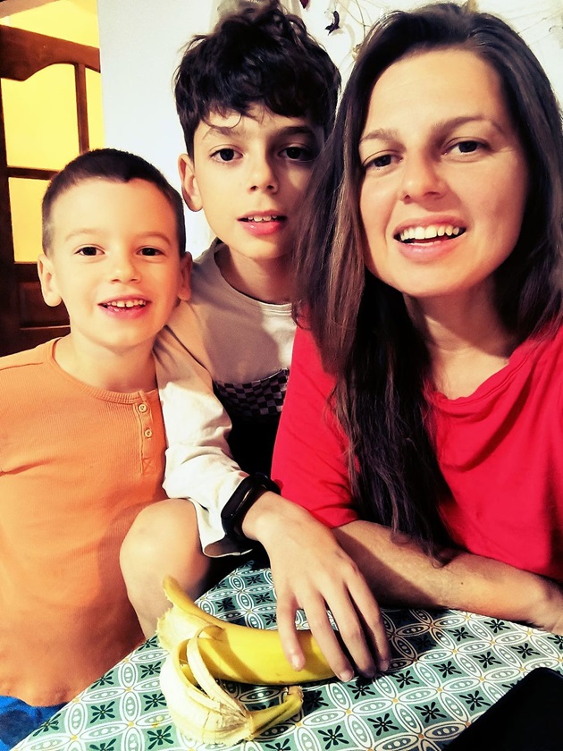 Corina Chiran alături de cei doi copii ai săi