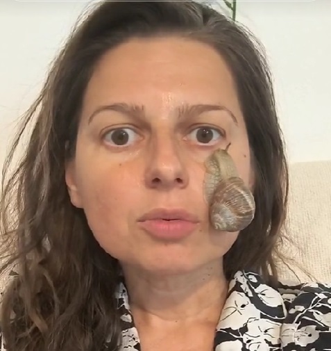 Corina Chiran cu un melc pe față