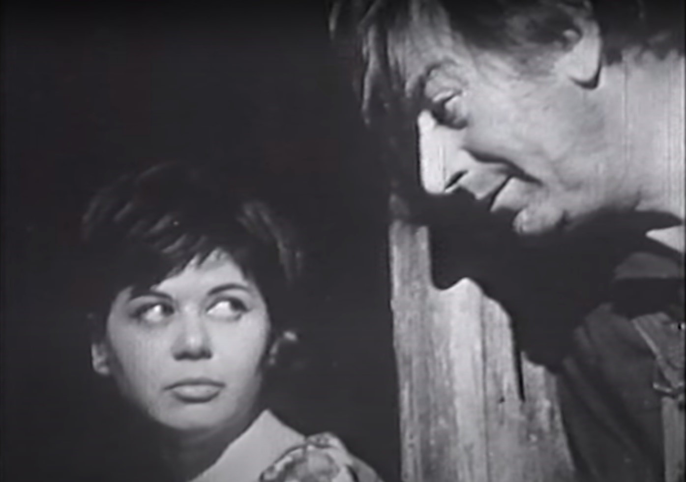 Liliana Tomescu, pe scena teatrului, alaturi de un actor barbat