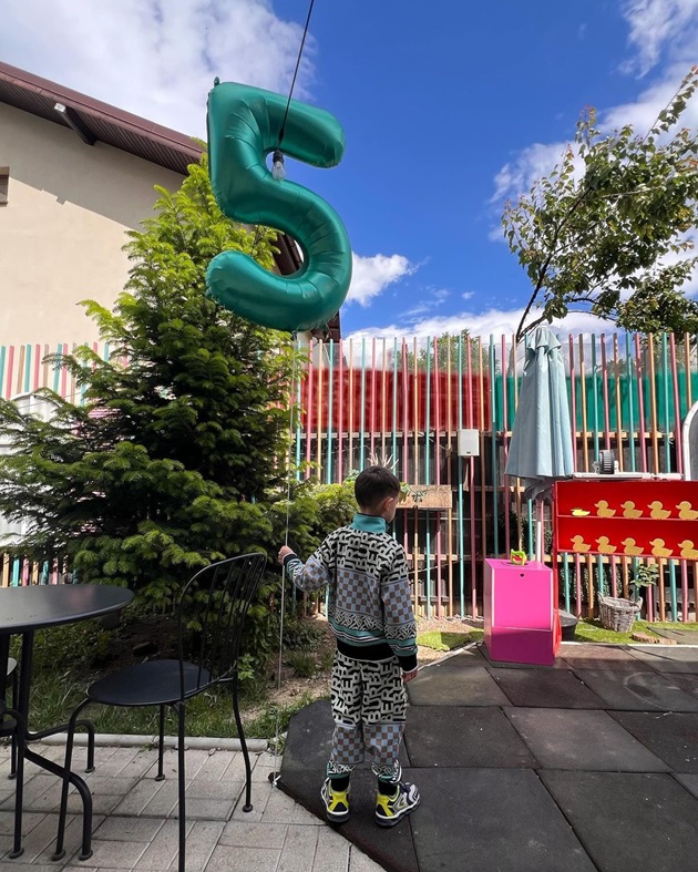 Fiul lui Ștefan Bănică la petrecerea sa de 5 ani, cu un balon în mână