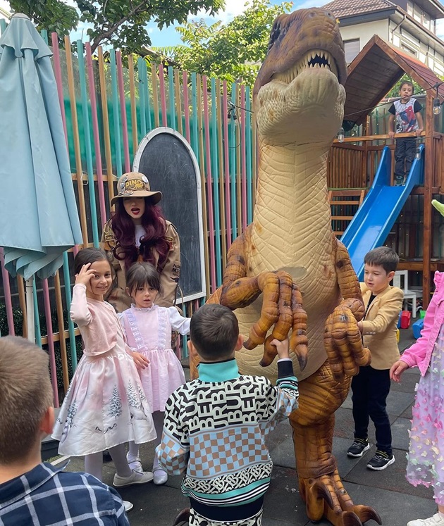 Fiicele Andreei Bălan la petrecerea lui Alexandru Bănică, alături de mascota dinozaur