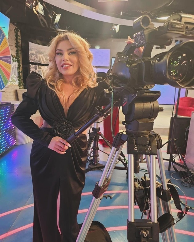 Jasmine într-un platou de televiziune, lângă o cameră de filmat