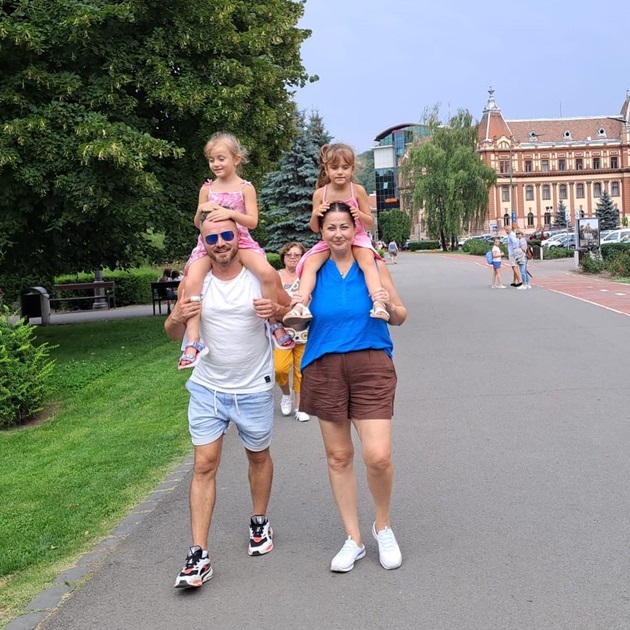 Tavi Clonda și Gabriela Cristea plimbându-le în spate pe fiicele lor, Victoria și Iris