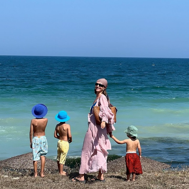 Adela Popescu pe plajă alături de cei trei băieți ai săi și ai lui Radu Vâlcan