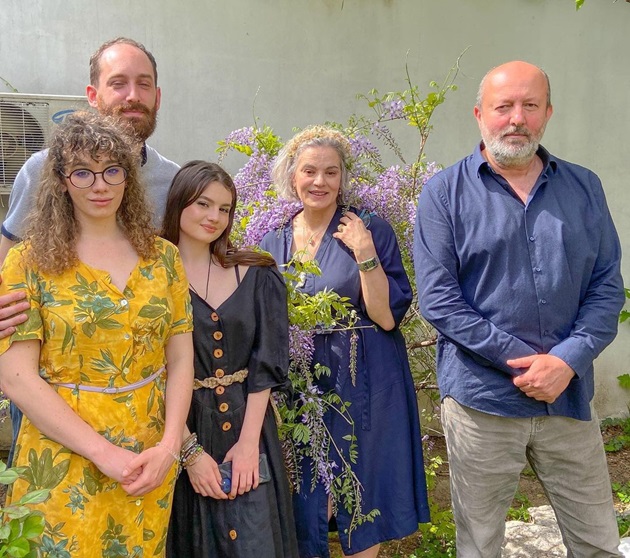 Tudor Istodor alături de familia sa, tatăl, mama și surorile, stând toți lângă o plantă înflorită