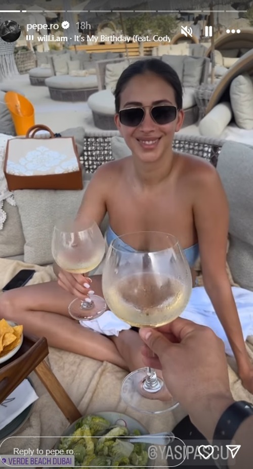 Pepe ciocnind un pahar de șampanie la piscină, în Dubai, cu soția sa, de ziua acesteia