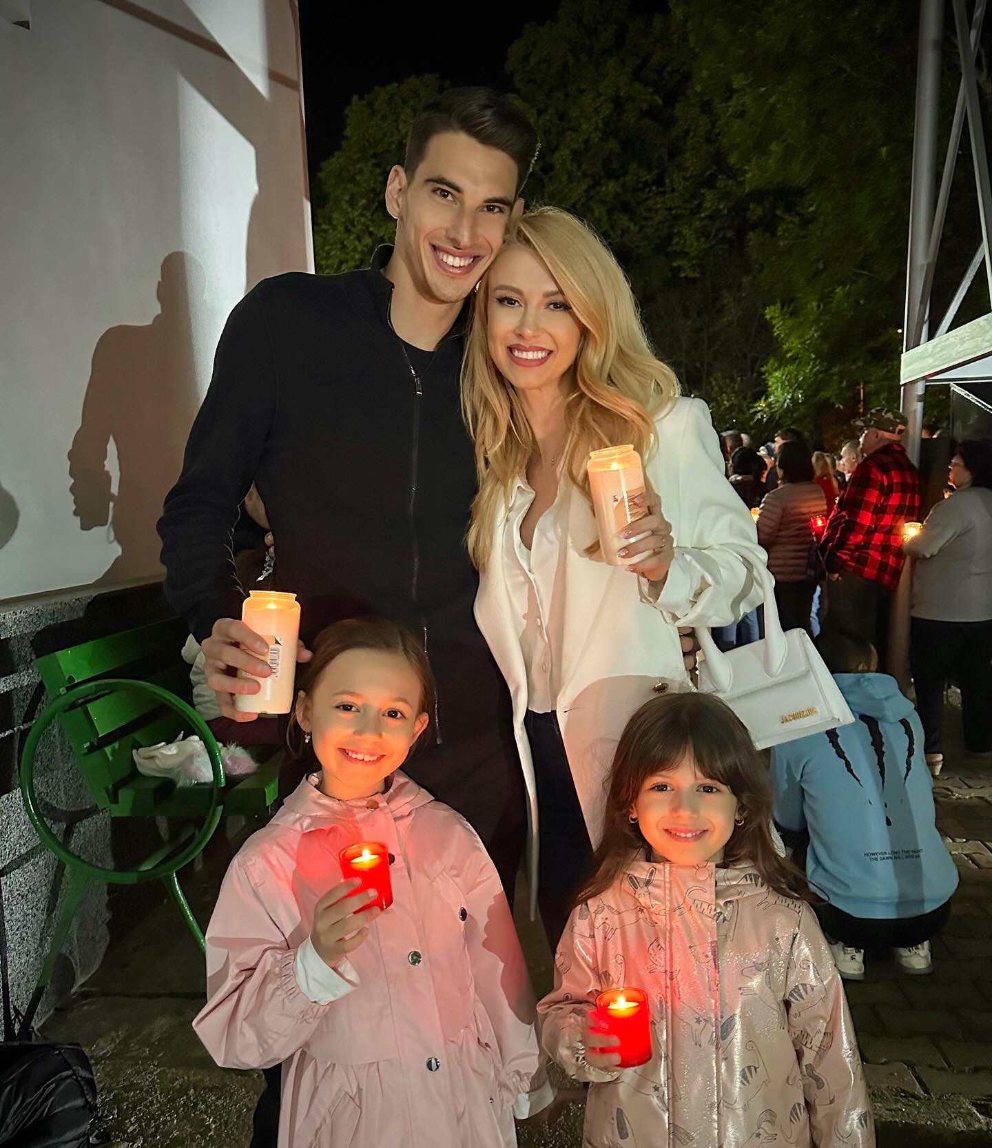 Victor Cornea, Andreea Bălan și fiicele ei la biserică, în seara de Înviere, cu lumânările aprinse.