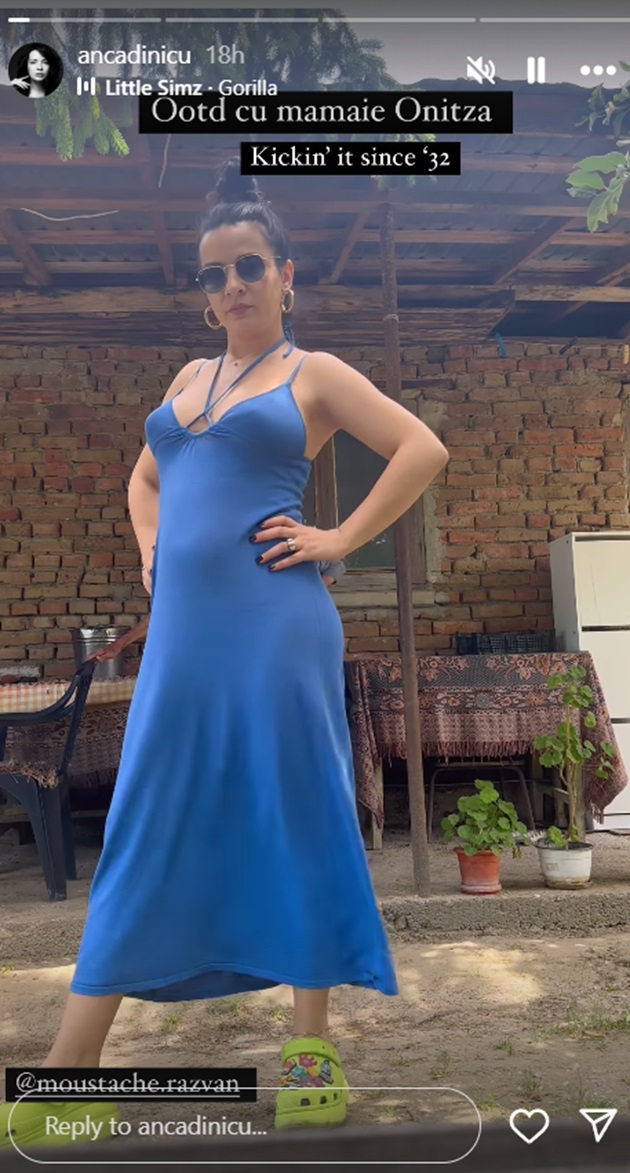 Anca Dinicu într-o rochie albastră, care îi scoate în evidență burtica de gravidă