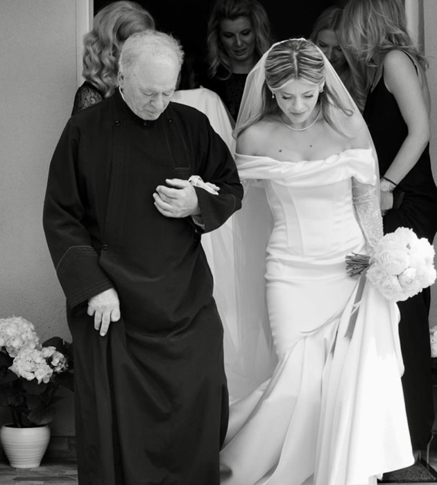Roxana Hulpe în rochie de mireasă, condusă la altar de tatăl ei