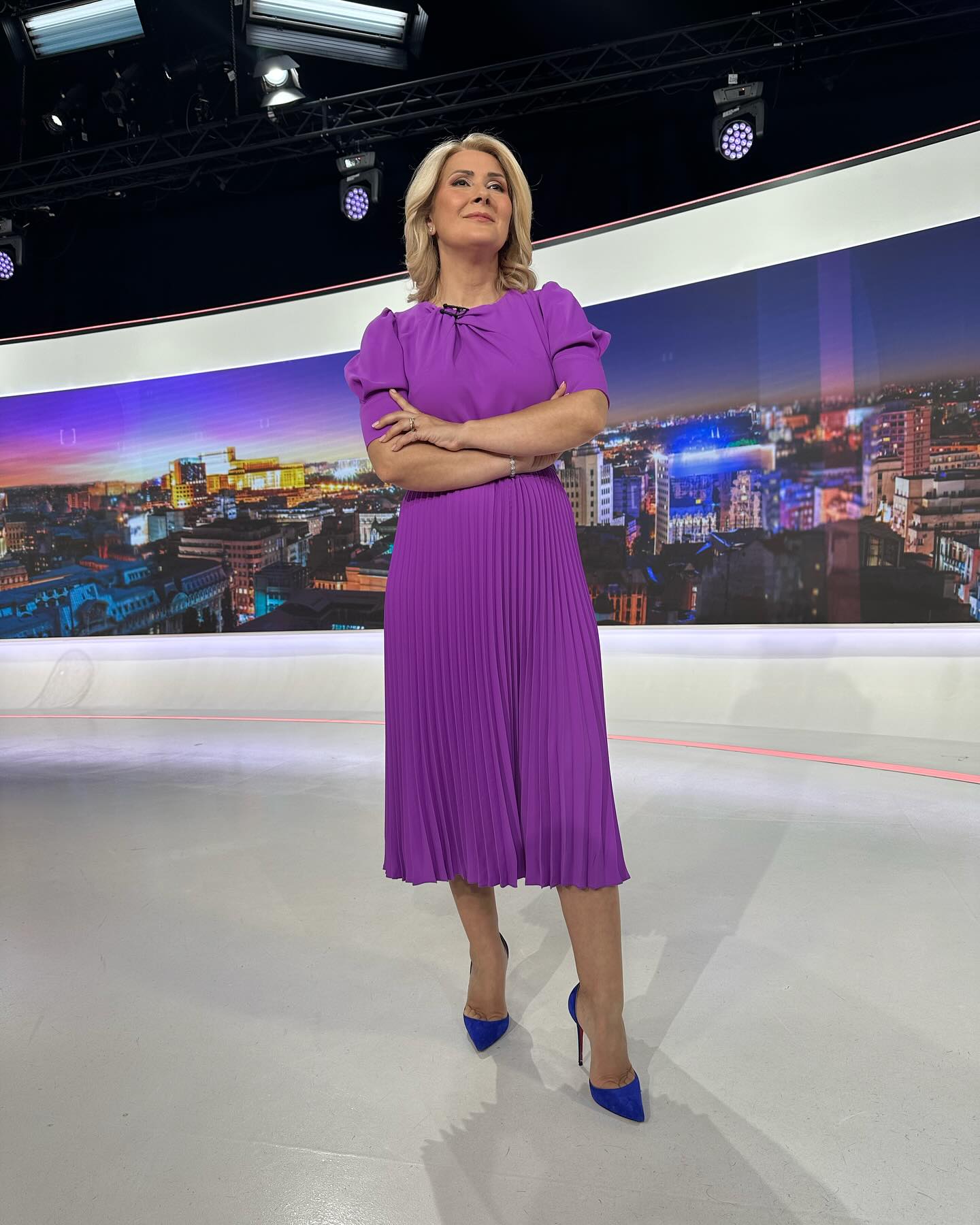 Alessandra Stoicescu în platoul Observatorului, într-o rochie mov, asortată cu pantofi în aceeași culoare