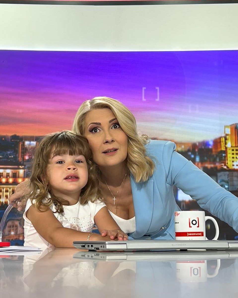 Alessandra Stoicescu în platoul Observatorului alături de fiica ei, Sara, având în față un laptop și o cană