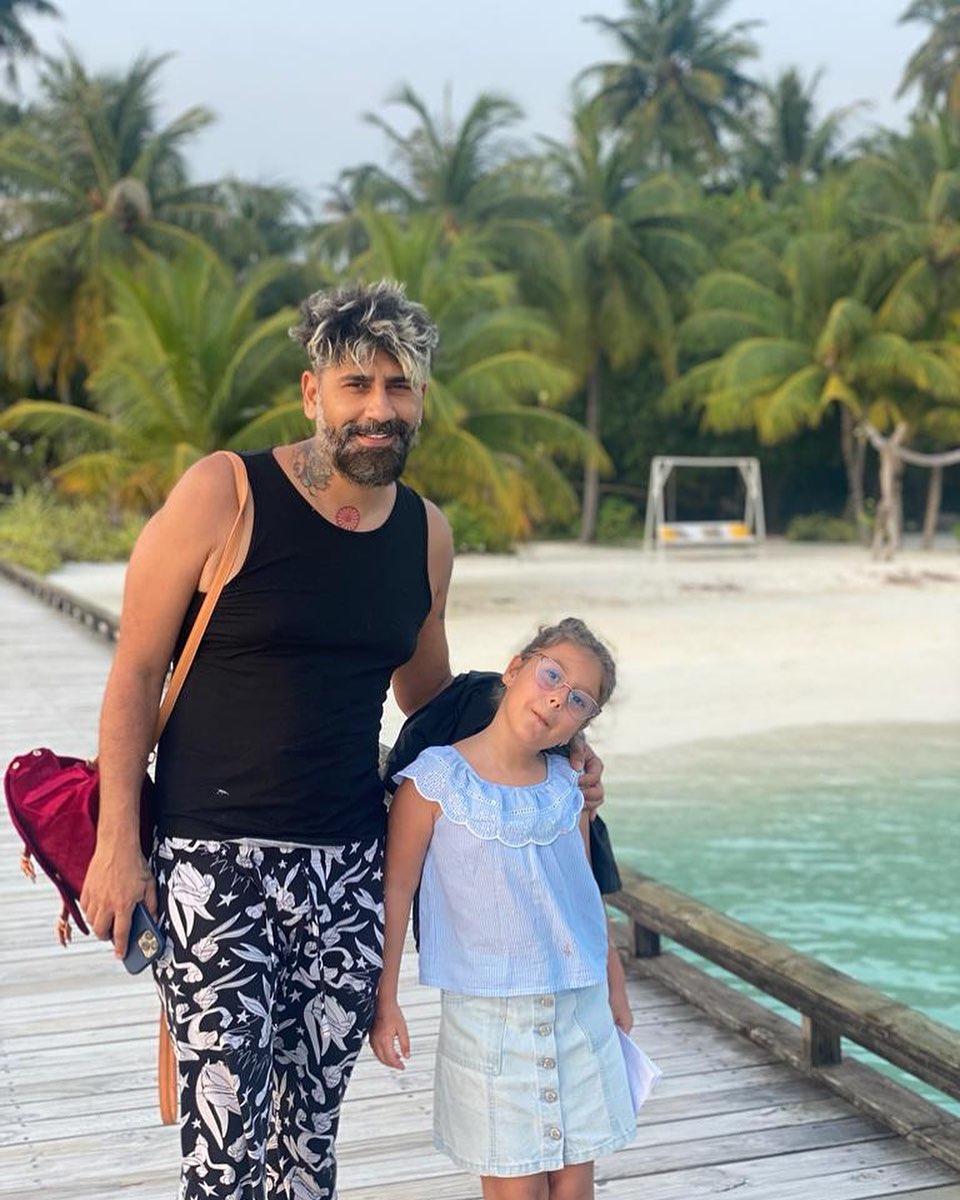 Connect-R alături de fiica sa, Maya, în vacanță, pe plajă