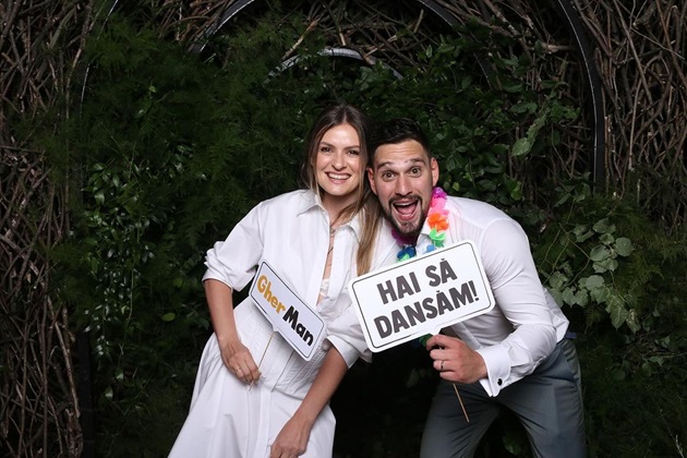 Ioana Blaj zâmbitoare, în rochia albă, alături de Vlad Gherman la nunta acestuia cu Oana Moșneagu