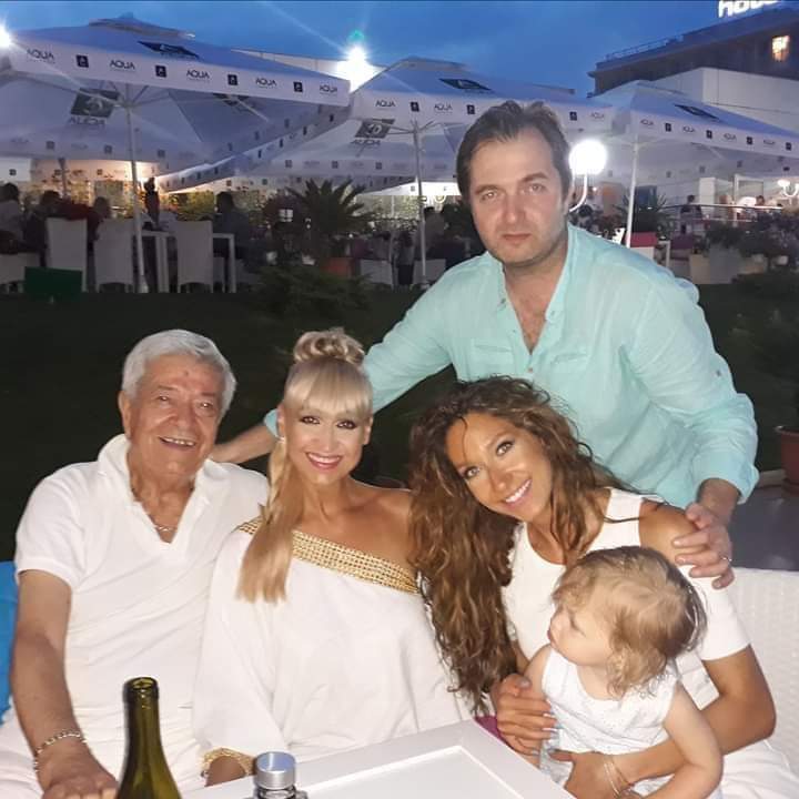 Ioana Dichiseanu alături de părinți, de soț și de fiică, îmbrăcați toți în alb, la o terasă