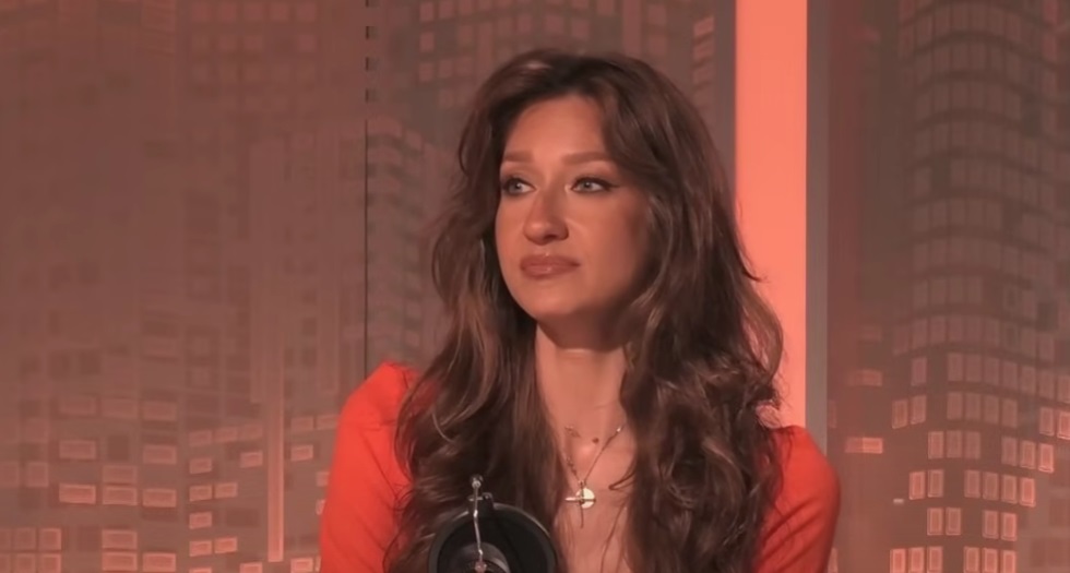 Ioana Dichiseanu în emisiunea „După faptă și răsplată”, îmbrăcată într-o rochie corai