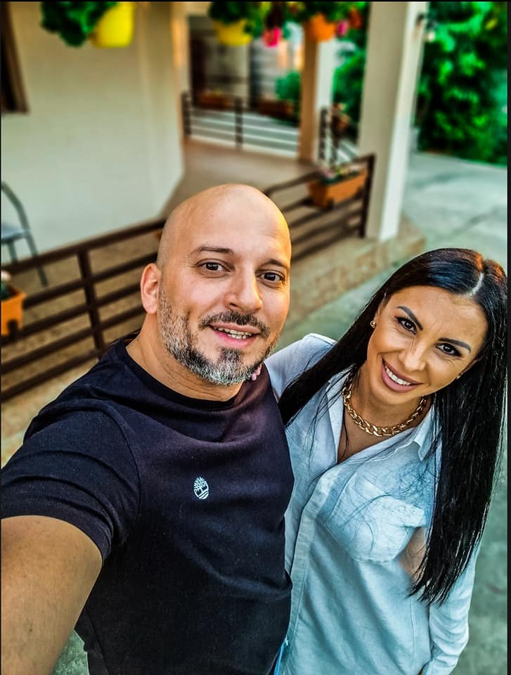 Fostul sportiv Radu Mateescu alături de actuala soție, îmbrăcați complementar, în alb și negru