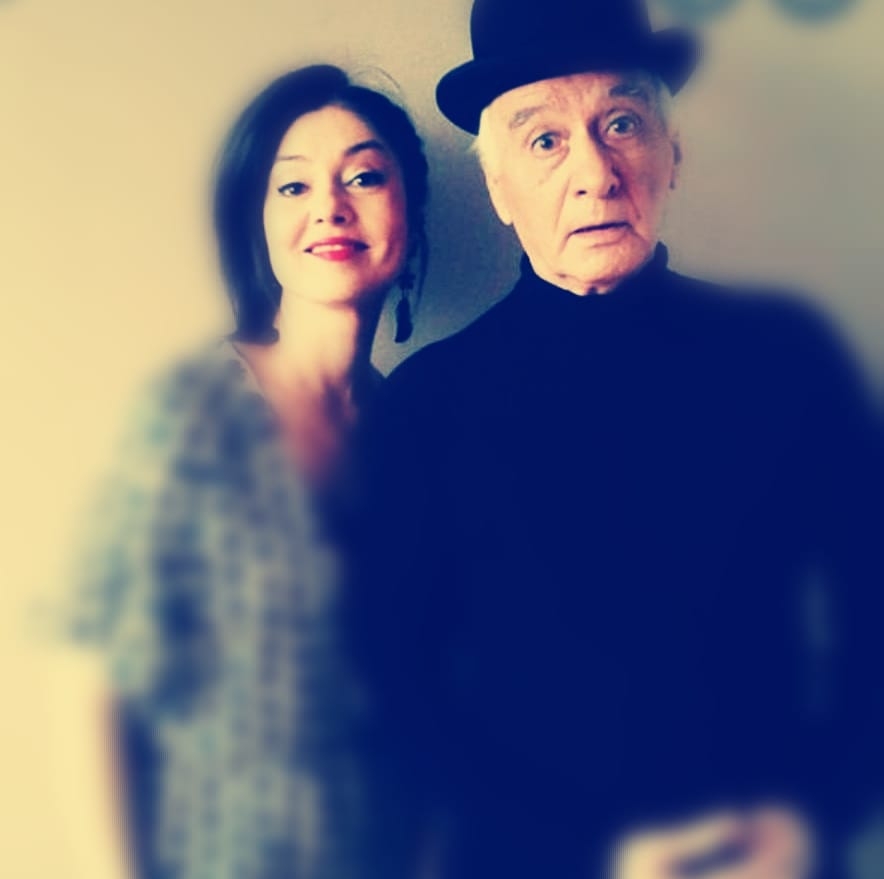 Oana Sîrbu zâmbitoare alături de tatăl ei, Romulus Sîrbu, care purta o pălărie neagră pe cap