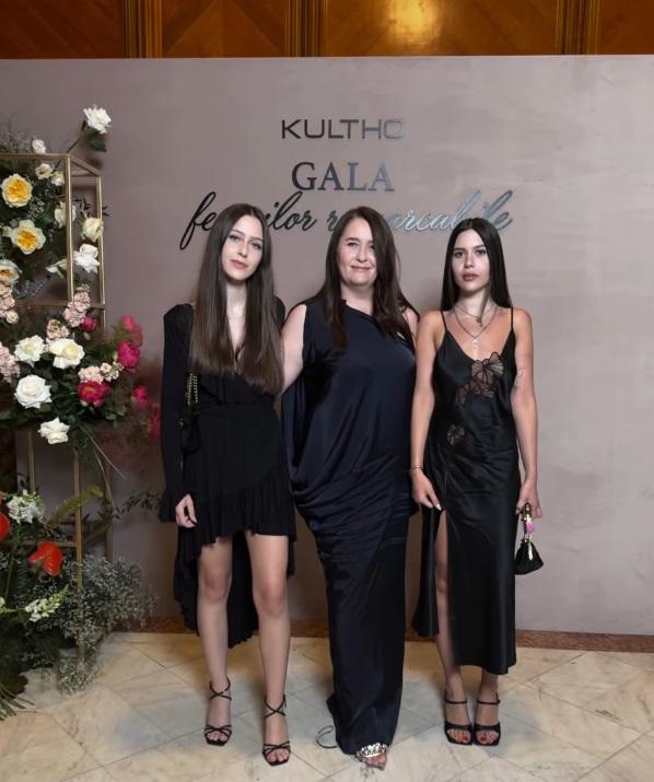 Amalia Năstase la un eveniment, alături de fiicele sale din mariajul cu Ilie Năstase - Emma și Alessia, toate trei îmbrăcate în rochii negre