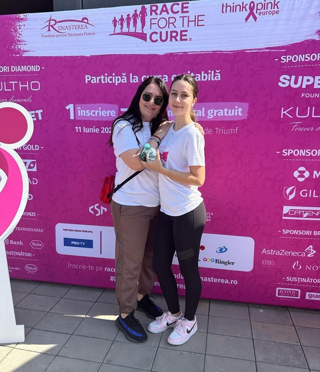 Amalia Năstase îmbrățișând-o pe fiica ei cea mică, Emma, la o cursă caritabilă