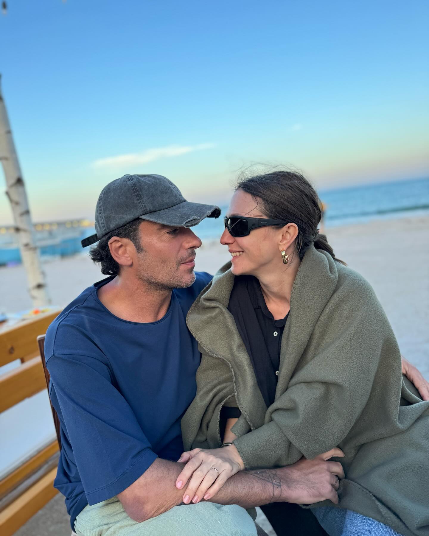Adela Popescu și Radu Vâlcan privindu-se ochi în ochi, pe plajă, în extrasezon