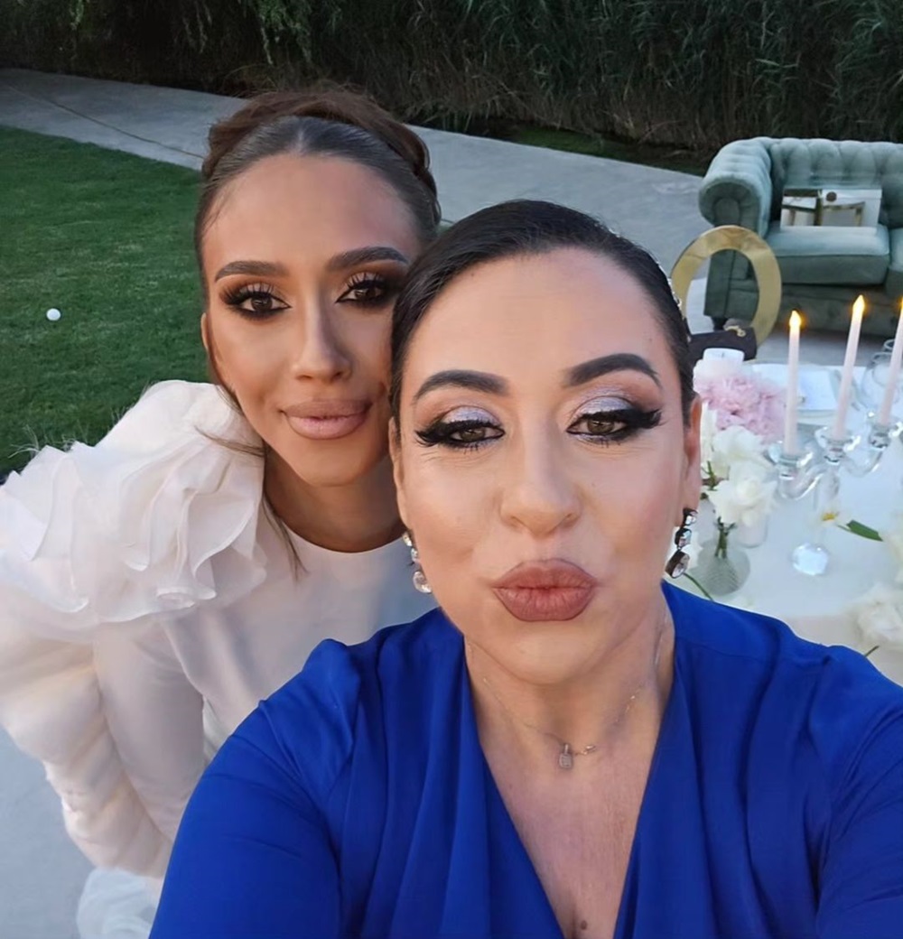 Oana Roman, într-o rochie albastră, alături de mireasă, la nunta lui Pepe 