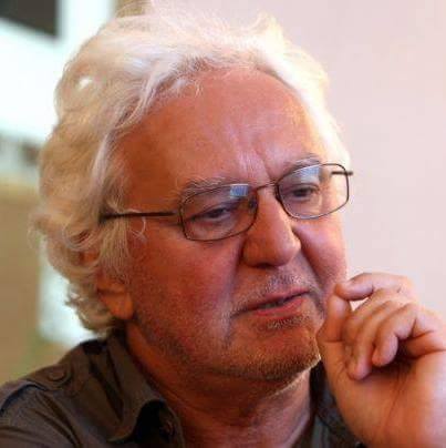 Dan Condurache gânditor, cu ochelarii la ochi