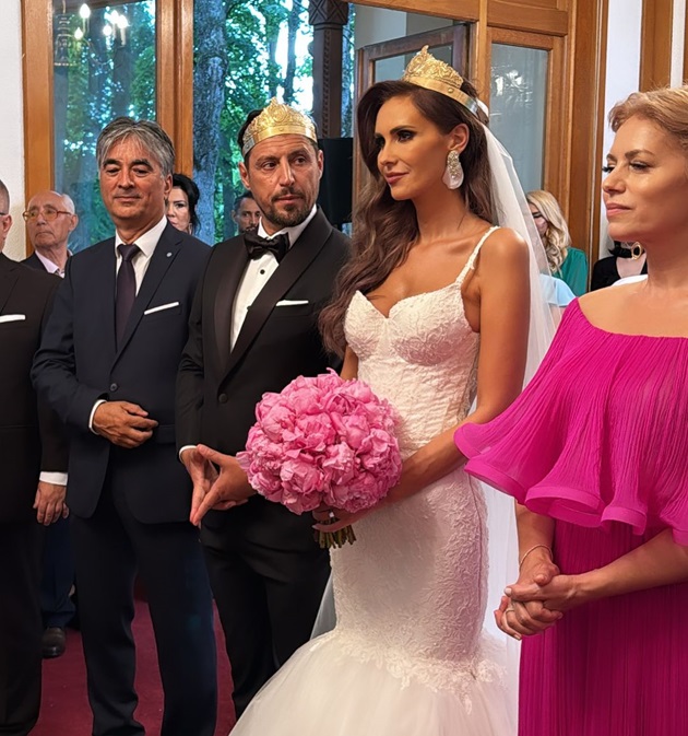 Dan Pavel și soția sa Ana Maria, în biserică, îmbrăcați în mire și mireasă, alături de una dintre cele două perechi de nași
