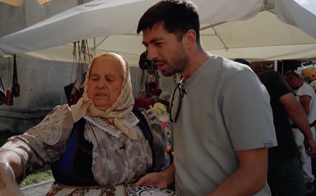 Lenuța Moldovan și Mircea Bravo la pas prin Alba Iulia, în timpul filmărilor unuia dintre videoclipuri