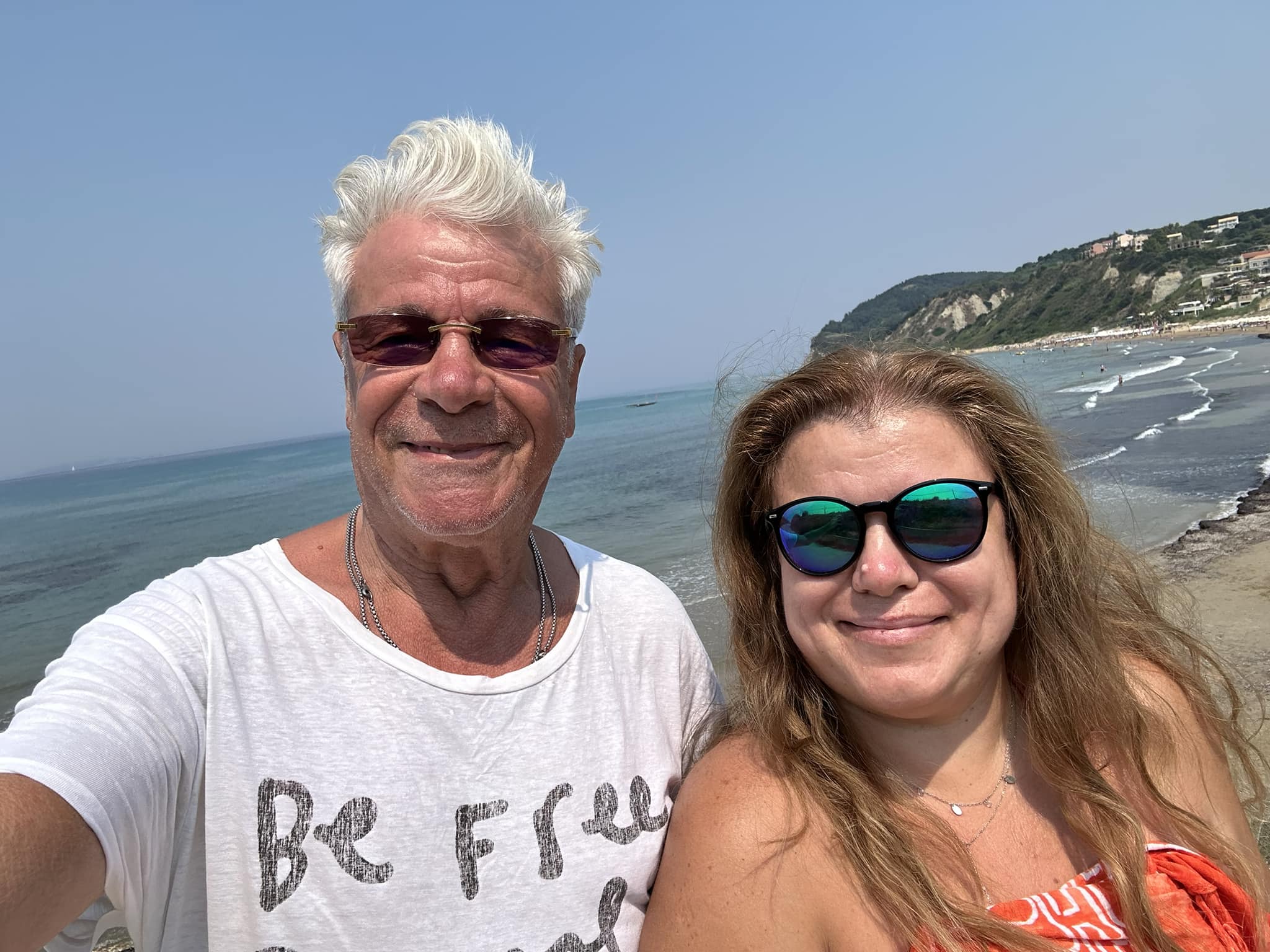 Gheorghe Visu alături de fiica sa, la mare, pe plajă