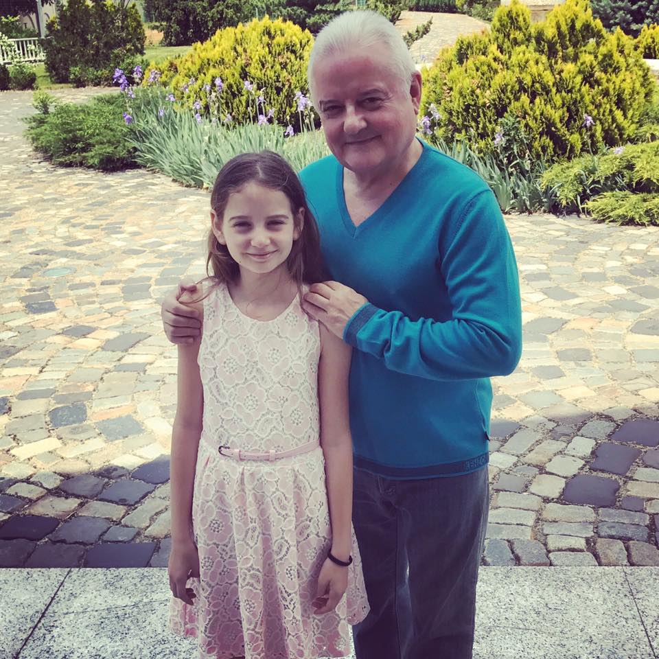 Irinel Columbeanu alături de fiica lui, pe care o ținea de umeri