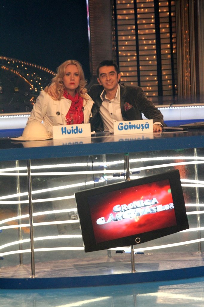 Oana Ioniță și Mihai Găinușă în platoul emisiunii „Cronica Cârcotașilor”