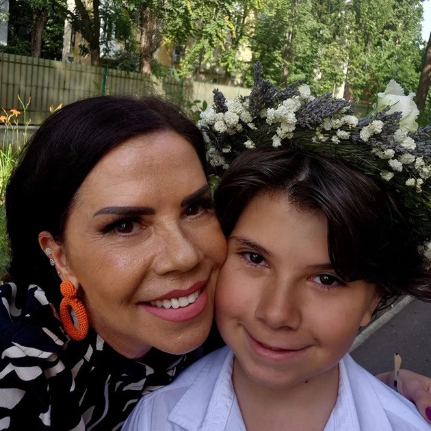 Luminița Anghel alături de fiul ei, Filip, în ziua în care acesta a terminat clasa a VI-a și a primit coroniță la festivitatea de premiere
