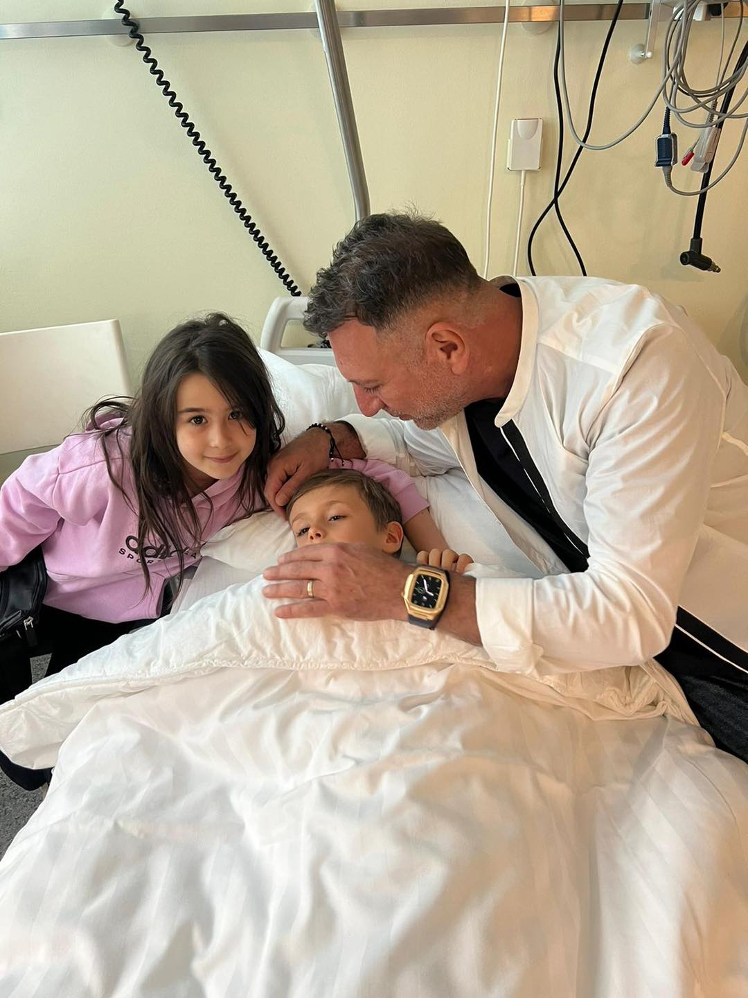 Christian Sabbagh la spital, alături de copiii săi cei mici, Georges și Anais, când mezinul familiei a fost operat în Austria