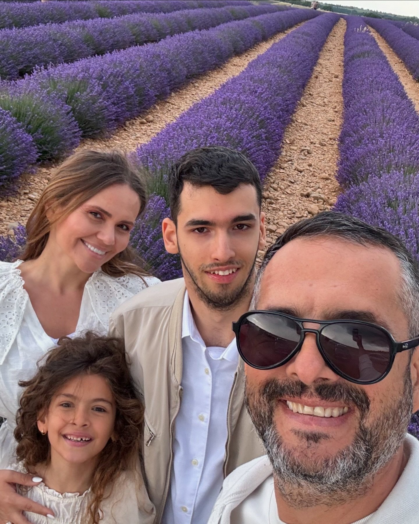 Cristina Șișcanu și Mădălin Ionescu alături de doi dintre copiii lor, în vacanță în Franța, în lanurile de lavandă din Provence