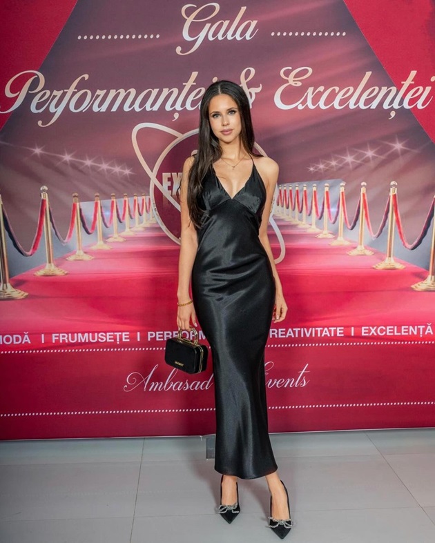 Violeta Bănică îmbrăcată în rochie neagră și pe tocuri, la Gala Performanței și a Excelenței