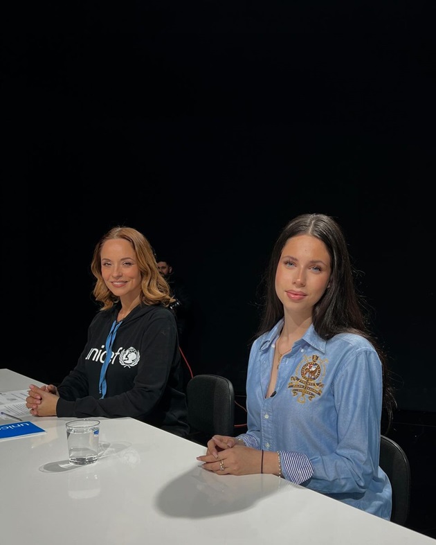Ana Violeta Bănică alături de mama ei, Andreea Marin, în platoul unei emisiunii de la TVR